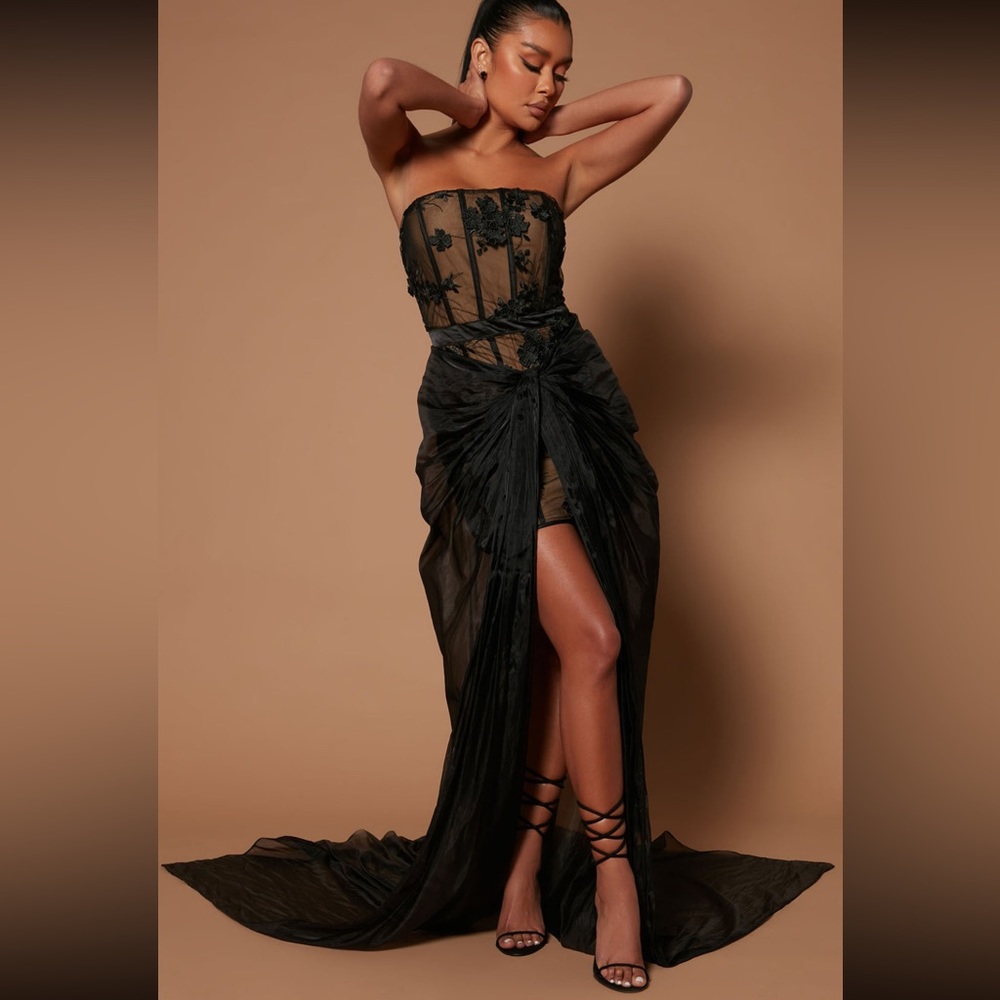 Hannah Lace Maxi dress Black, Fashion Nova size XS. Brand new gown